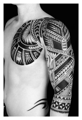  Tatouage maori, polynésien de la poitrine et du bras
